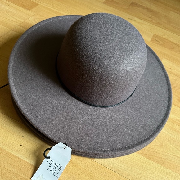 Time and Tru Women’s hats - Picture 3 of 3